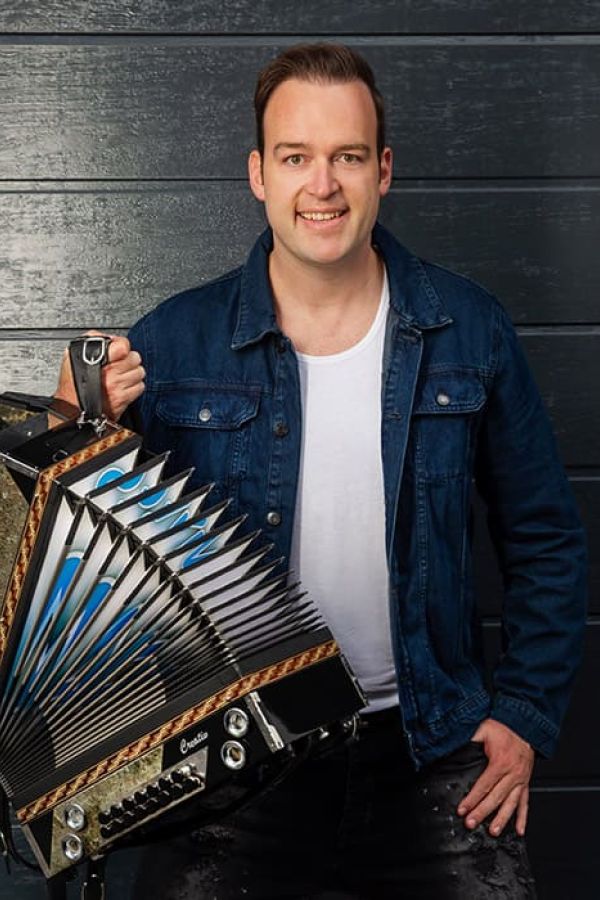 Musiker Marco Wahrstaetter mit der Ziehharmonika